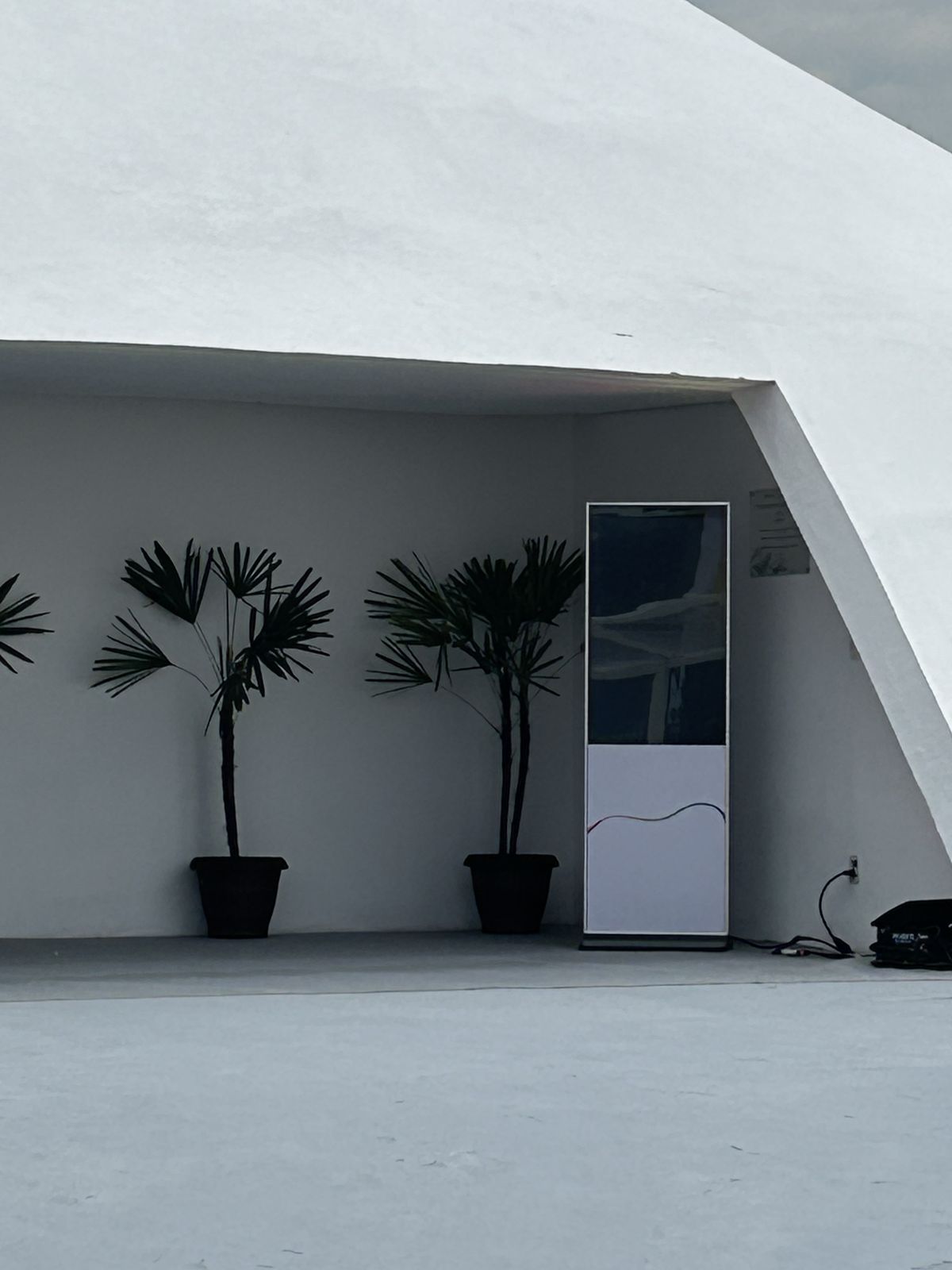 Totem interativo instalado em showroom de arquitetura moderna