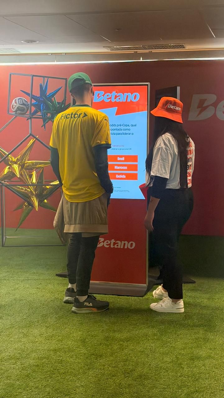 Público interagindo com totem touch screen de 43 polegadas em ativação de marca em São Paulo
